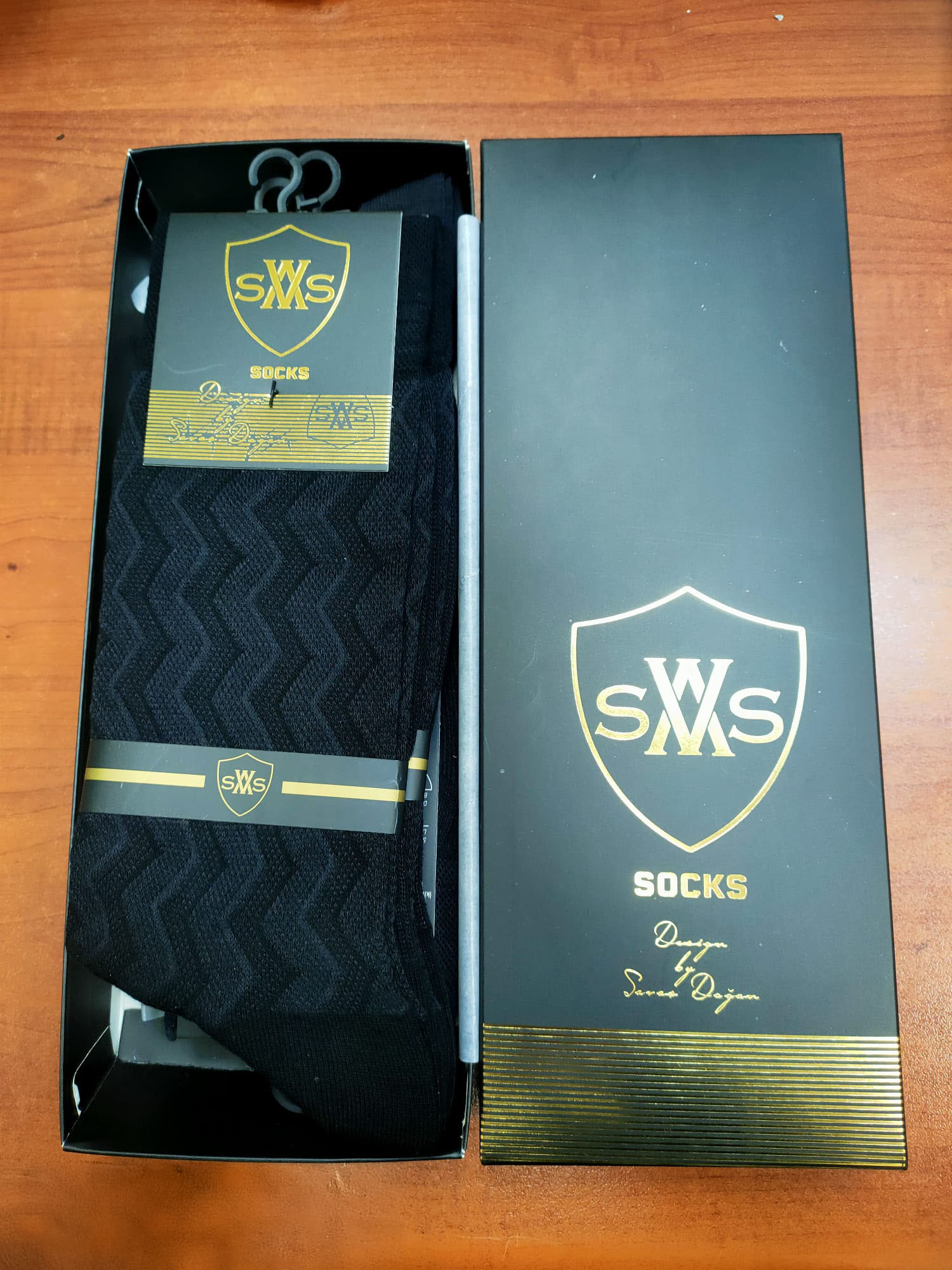 Tek Çift BAMBU Premium Klasik Erkek Çorap – SWS Kalite: Dayanıklı bambu kumaş ve uzun ömürlü dikiş yapısı Tasarım: Zamansız, sade ve klasik erkek stili İçerik: %80 Bambu, %17 Polyamid, %3 Elastan Konfor: İz yapmayan yapı, gün boyu rahat kullanım Nefe