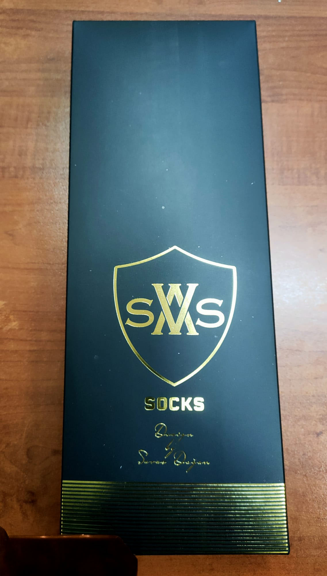 Tek Çift BAMBU Premium Klasik Erkek Çorap – SWS Kalite: Dayanıklı bambu kumaş ve uzun ömürlü dikiş yapısı Tasarım: Zamansız, sade ve klasik erkek stili İçerik: %80 Bambu, %17 Polyamid, %3 Elastan Konfor: İz yapmayan yapı, gün boyu rahat kullanım Nefe